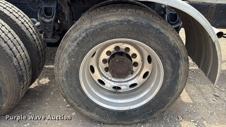 image for item DY8115 2001 International 9900i semi truck