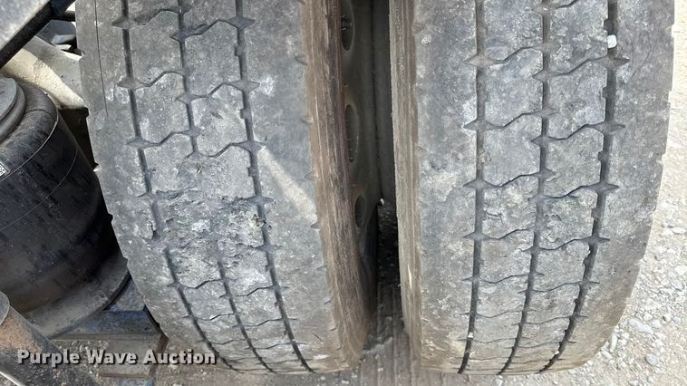 image for item DY8115 2001 International 9900i semi truck