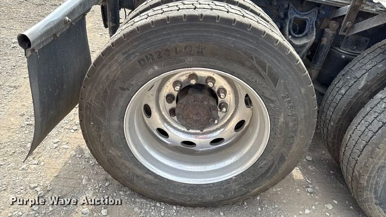 image for item DY8115 2001 International 9900i semi truck