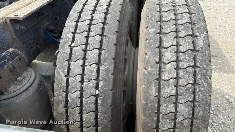 image for item DY8115 2001 International 9900i semi truck