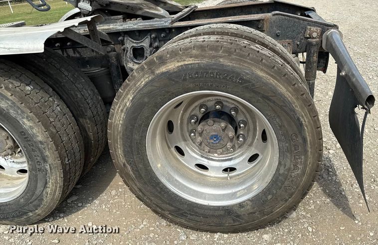 image for item DY8115 2001 International 9900i semi truck