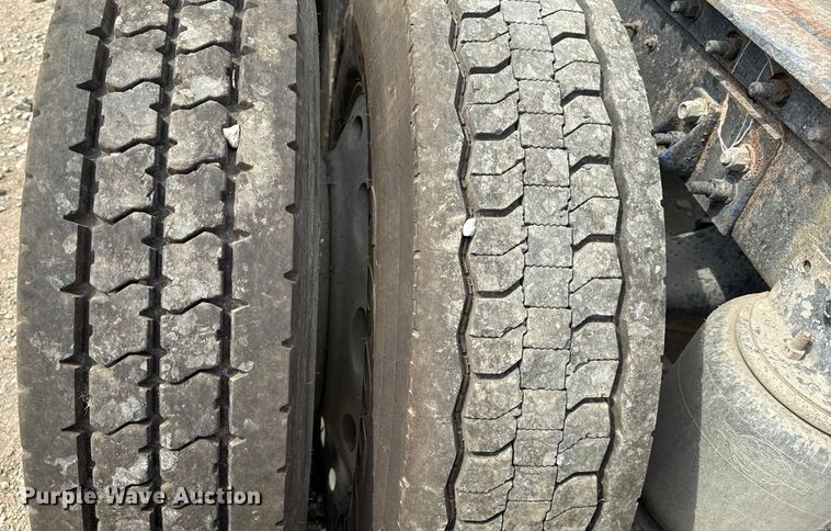 image for item DY8115 2001 International 9900i semi truck