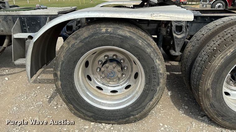 image for item DY8115 2001 International 9900i semi truck