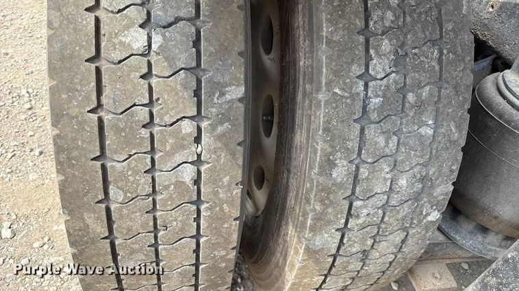 image for item DY8115 2001 International 9900i semi truck