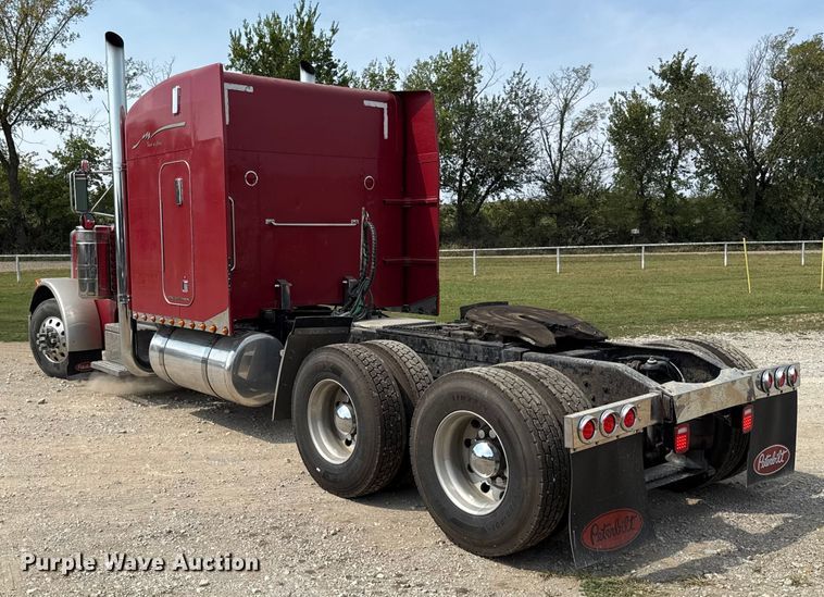 image for item DY8116 2000 Peterbilt 379 semi truck