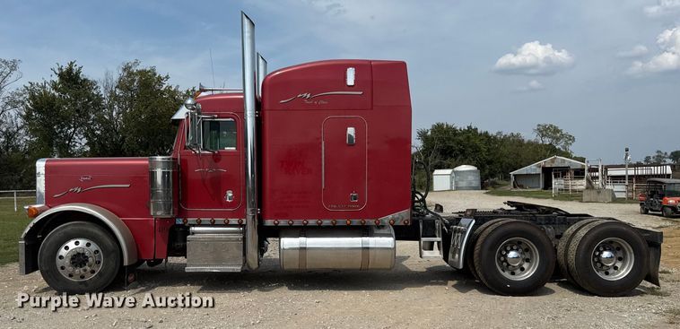 image for item DY8116 2000 Peterbilt 379 semi truck