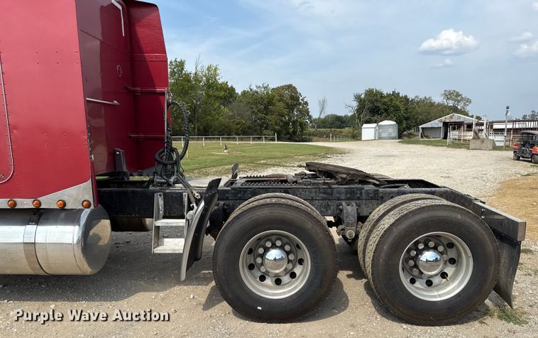 image for item DY8116 2000 Peterbilt 379 semi truck