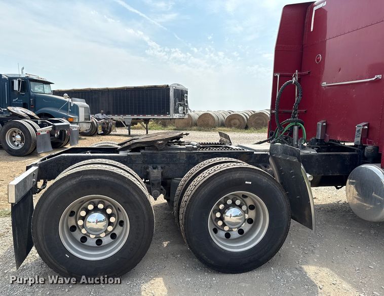 image for item DY8116 2000 Peterbilt 379 semi truck