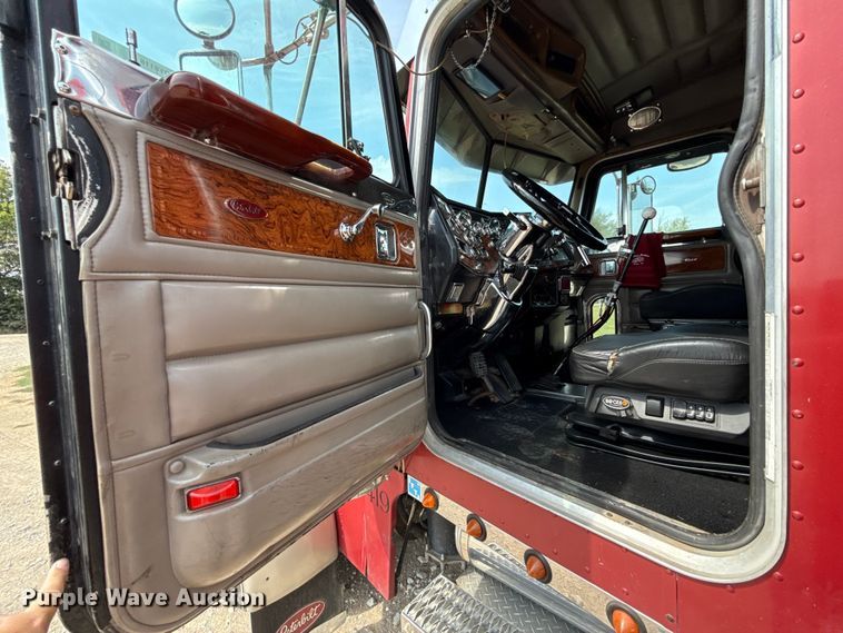 image for item DY8116 2000 Peterbilt 379 semi truck