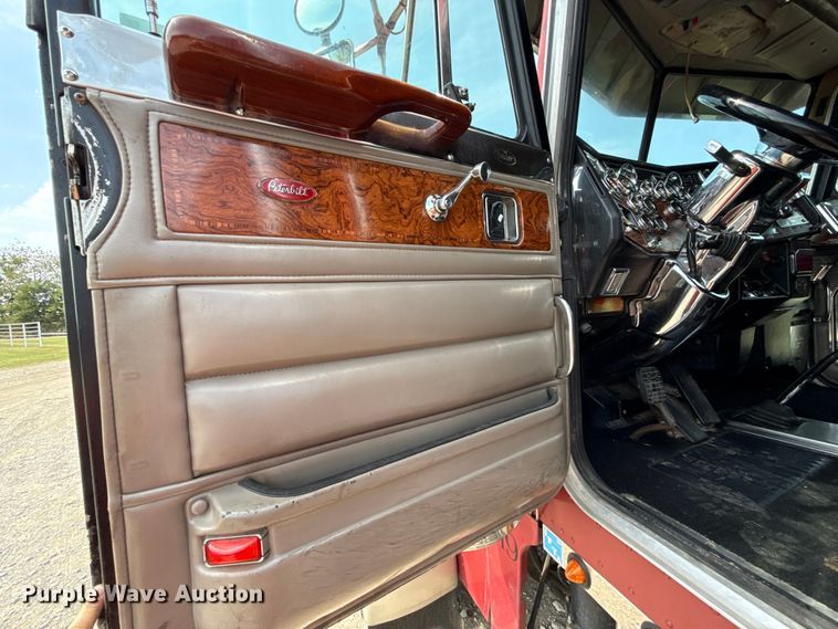 image for item DY8116 2000 Peterbilt 379 semi truck