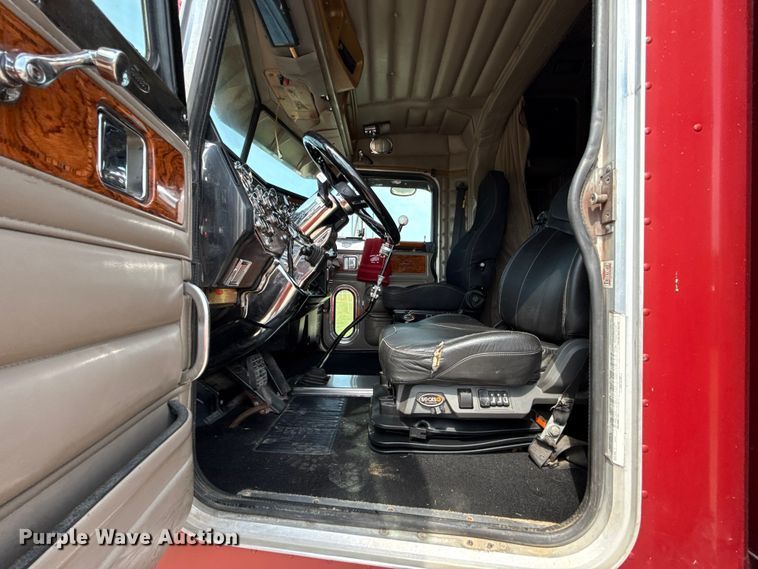 image for item DY8116 2000 Peterbilt 379 semi truck