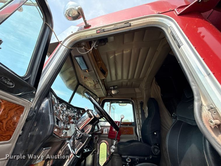 image for item DY8116 2000 Peterbilt 379 semi truck