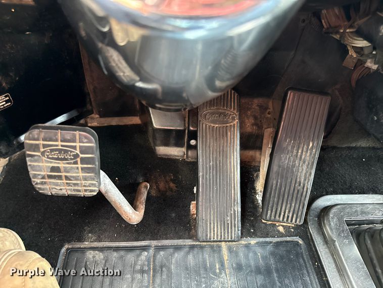 image for item DY8116 2000 Peterbilt 379 semi truck