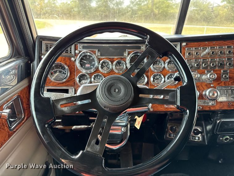 image for item DY8116 2000 Peterbilt 379 semi truck