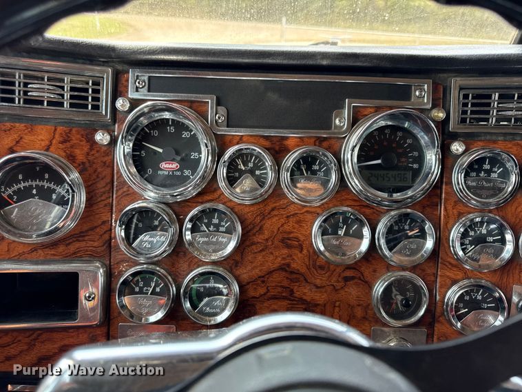 image for item DY8116 2000 Peterbilt 379 semi truck