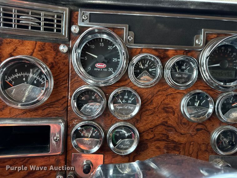 image for item DY8116 2000 Peterbilt 379 semi truck