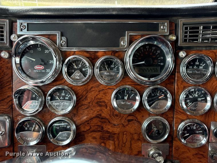 image for item DY8116 2000 Peterbilt 379 semi truck