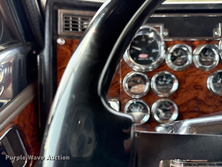 image for item DY8116 2000 Peterbilt 379 semi truck