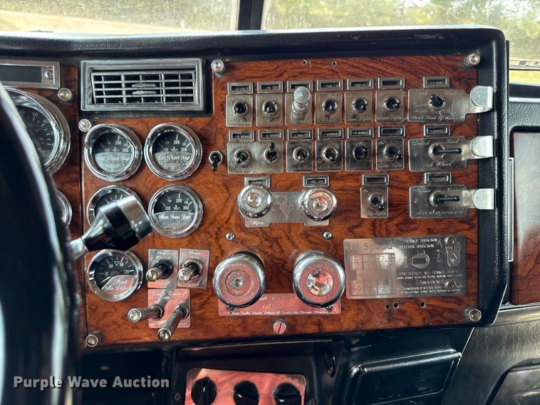 image for item DY8116 2000 Peterbilt 379 semi truck