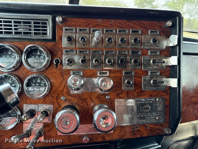 image for item DY8116 2000 Peterbilt 379 semi truck