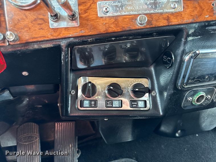 image for item DY8116 2000 Peterbilt 379 semi truck