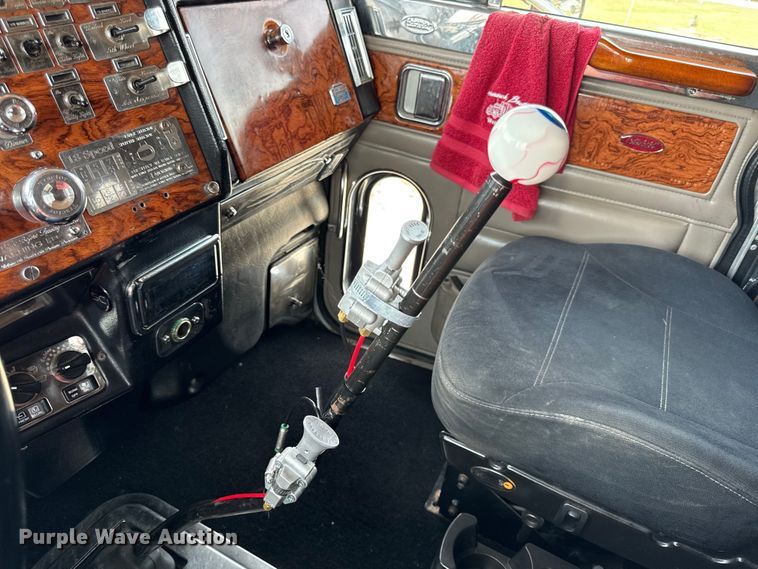 image for item DY8116 2000 Peterbilt 379 semi truck