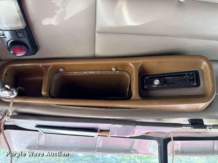 image for item DY8116 2000 Peterbilt 379 semi truck