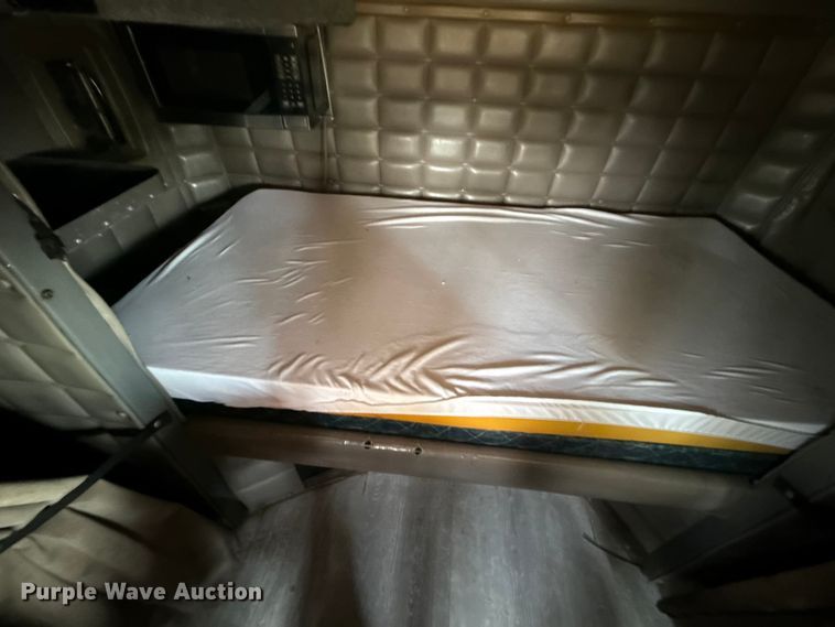 image for item DY8116 2000 Peterbilt 379 semi truck