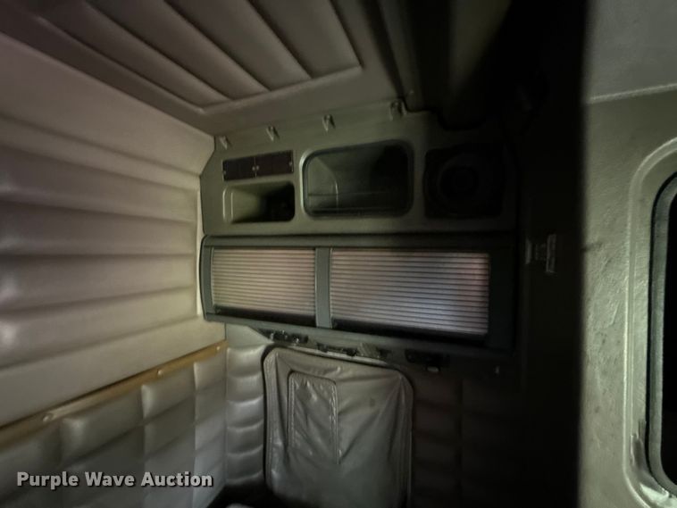 image for item DY8116 2000 Peterbilt 379 semi truck