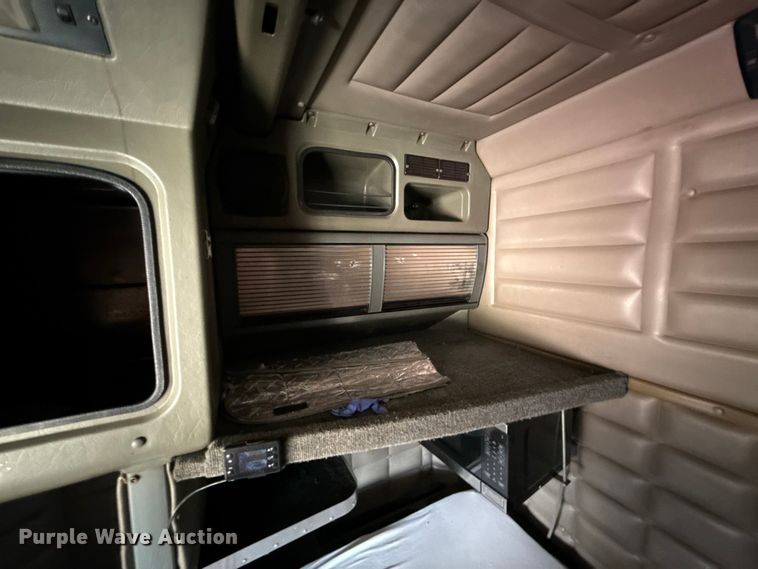 image for item DY8116 2000 Peterbilt 379 semi truck