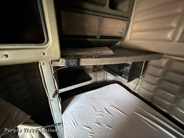 image for item DY8116 2000 Peterbilt 379 semi truck