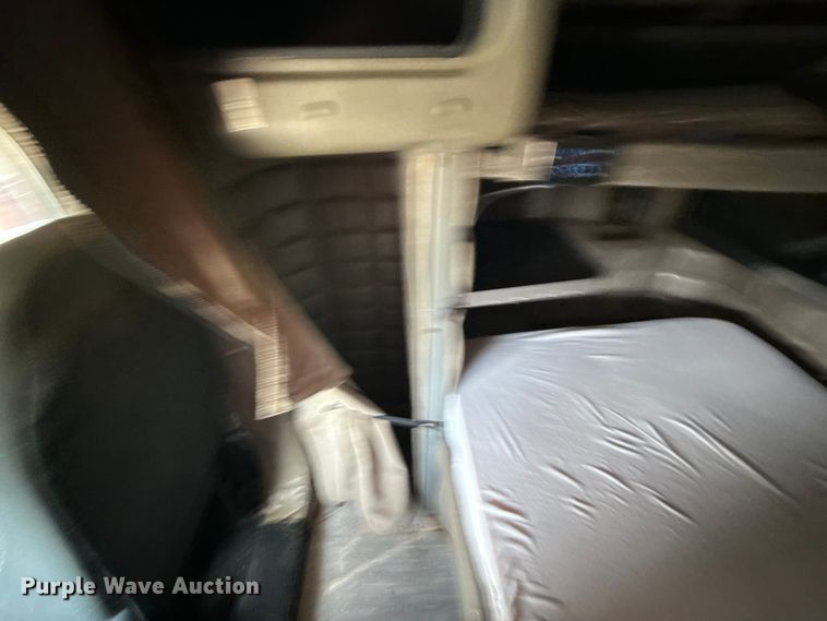 image for item DY8116 2000 Peterbilt 379 semi truck