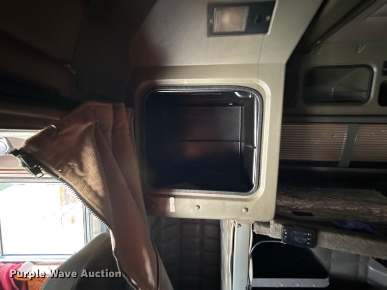 image for item DY8116 2000 Peterbilt 379 semi truck