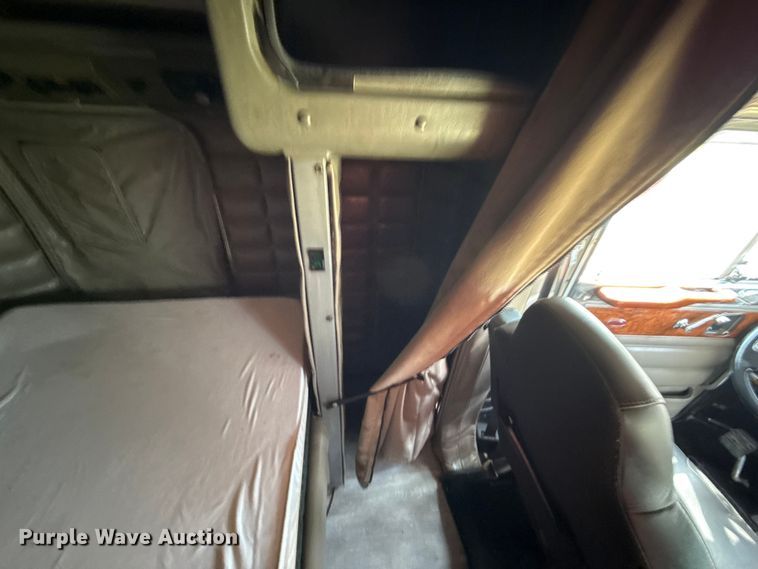 image for item DY8116 2000 Peterbilt 379 semi truck