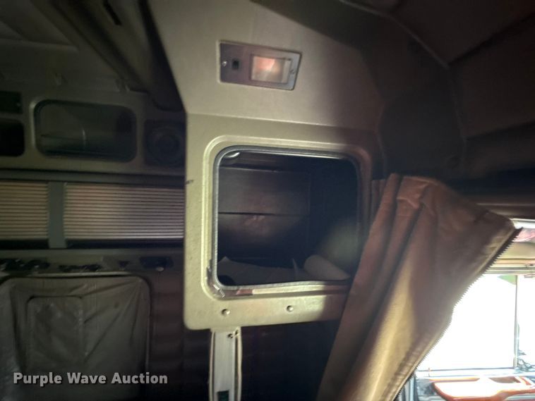 image for item DY8116 2000 Peterbilt 379 semi truck