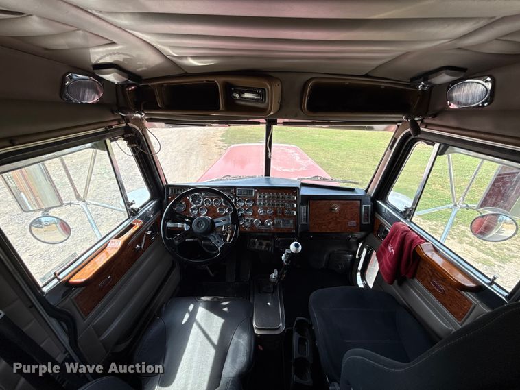 image for item DY8116 2000 Peterbilt 379 semi truck