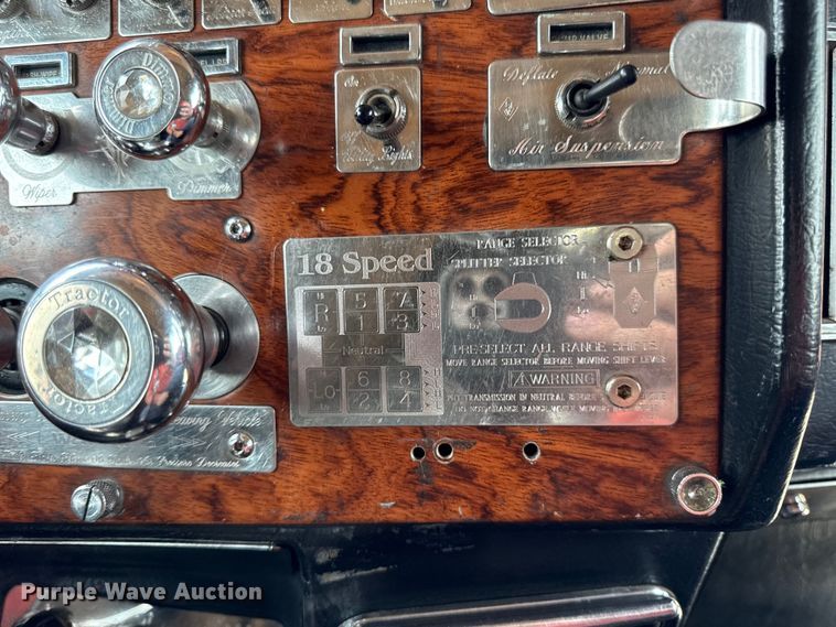 image for item DY8116 2000 Peterbilt 379 semi truck