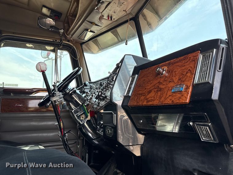 image for item DY8116 2000 Peterbilt 379 semi truck