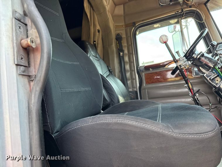 image for item DY8116 2000 Peterbilt 379 semi truck