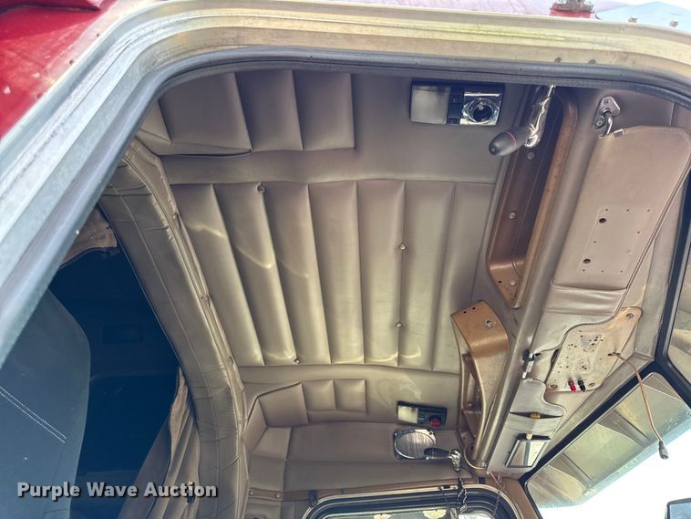 image for item DY8116 2000 Peterbilt 379 semi truck