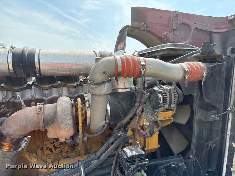 image for item DY8116 2000 Peterbilt 379 semi truck