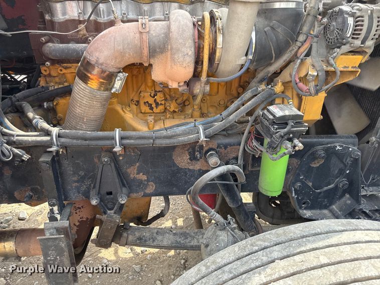 image for item DY8116 2000 Peterbilt 379 semi truck