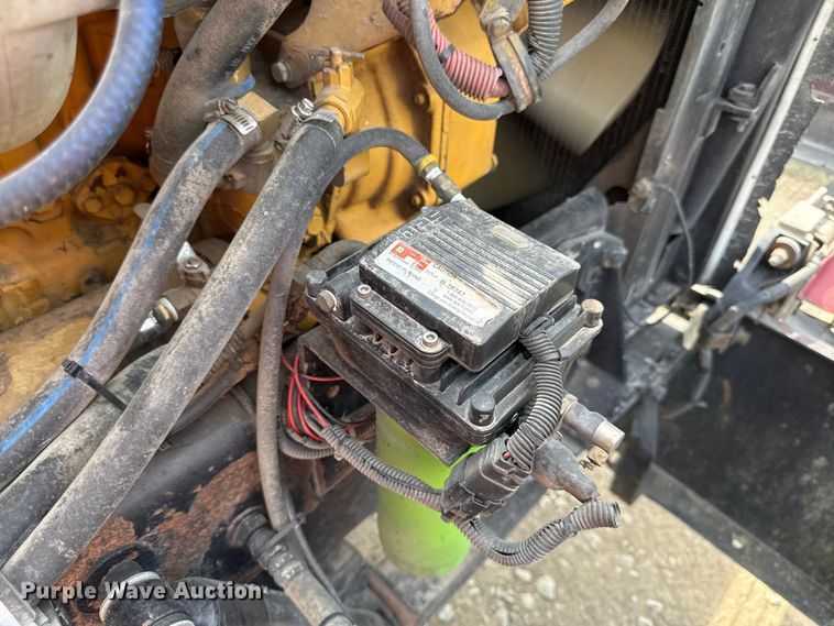 image for item DY8116 2000 Peterbilt 379 semi truck