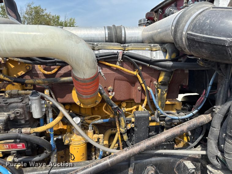 image for item DY8116 2000 Peterbilt 379 semi truck