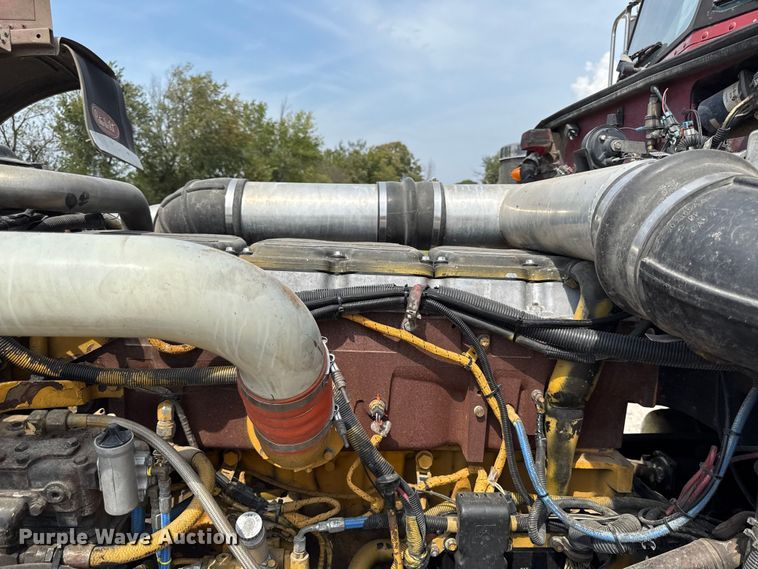 image for item DY8116 2000 Peterbilt 379 semi truck