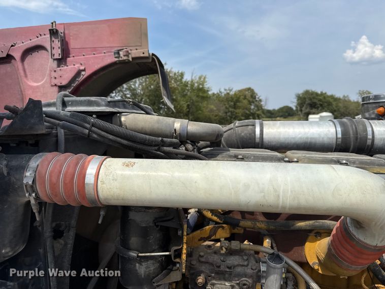 image for item DY8116 2000 Peterbilt 379 semi truck