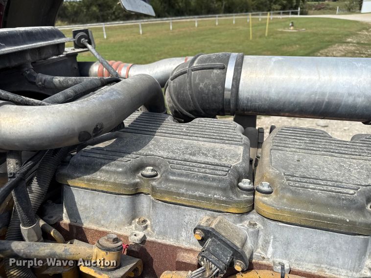 image for item DY8116 2000 Peterbilt 379 semi truck