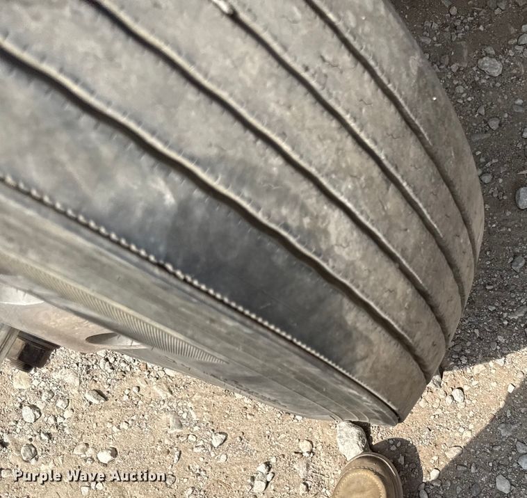 image for item DY8116 2000 Peterbilt 379 semi truck