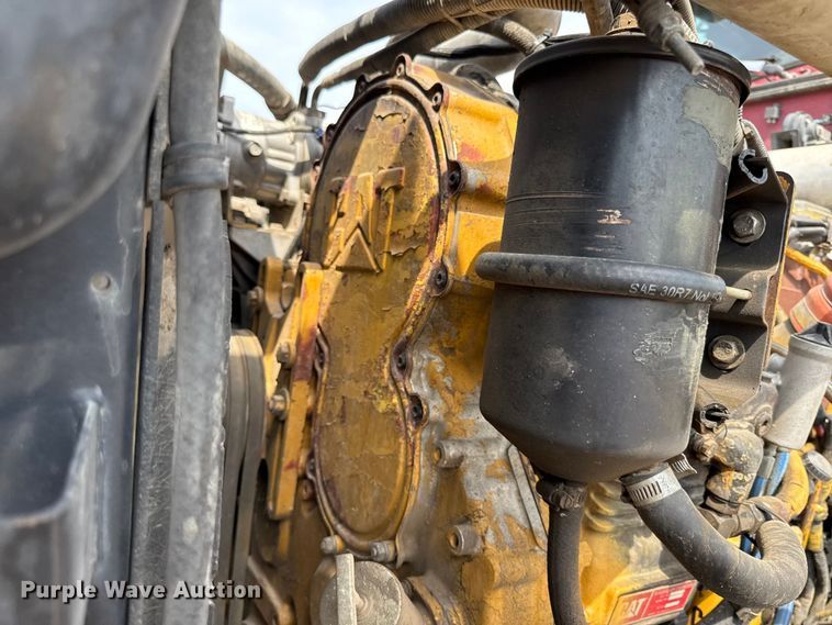 image for item DY8116 2000 Peterbilt 379 semi truck