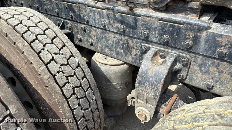 image for item DY8116 2000 Peterbilt 379 semi truck